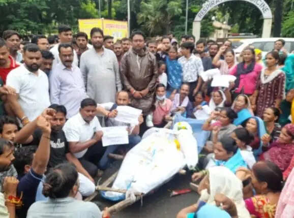 मेडिकल कॉलेज : 700 आउटसोर्स कर्मचारी हड़ताल पर, अर्थी निकालकर किया प्रदर्शन