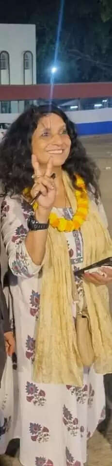 वरीय महिला अधिवक्ता छाया मिश्र काे नन्द किशोर यादव ने दी बधाई