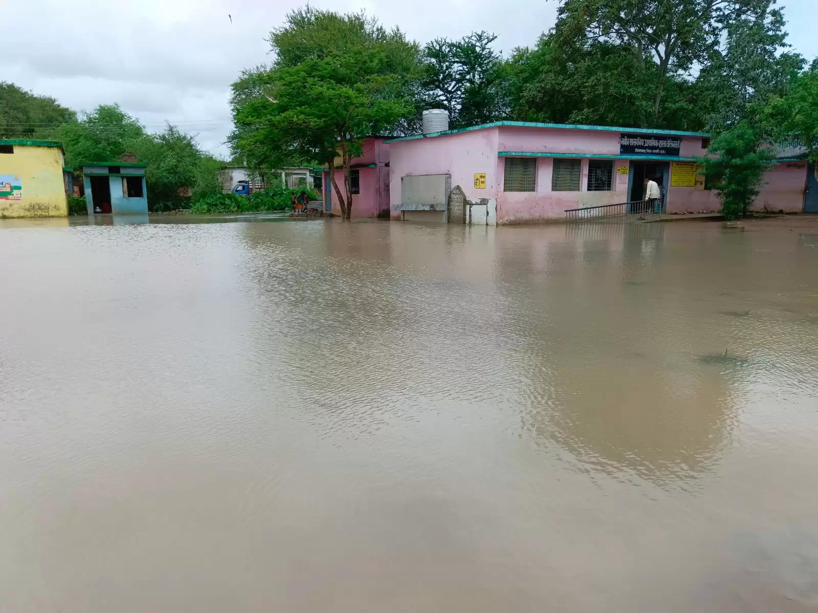 तेलिनसत्ती स्कूल परिसर में जलभराव, छात्रों व शिक्षकों को हो रही काफी परेशानियां