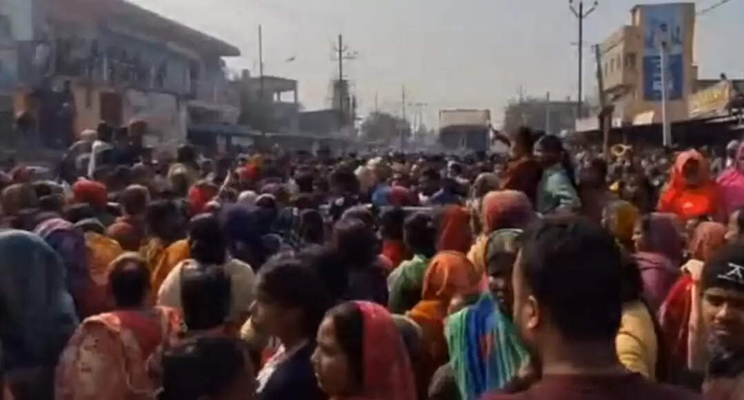 हत्या के विरोध में ग्रामीणों ने एन एच-722 को किया जाम