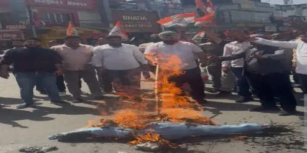 एलपीजी की कमी और कीमतों की वृद्धि के विरोध में कांग्रेस का प्रदर्शन, फूंका पुतला