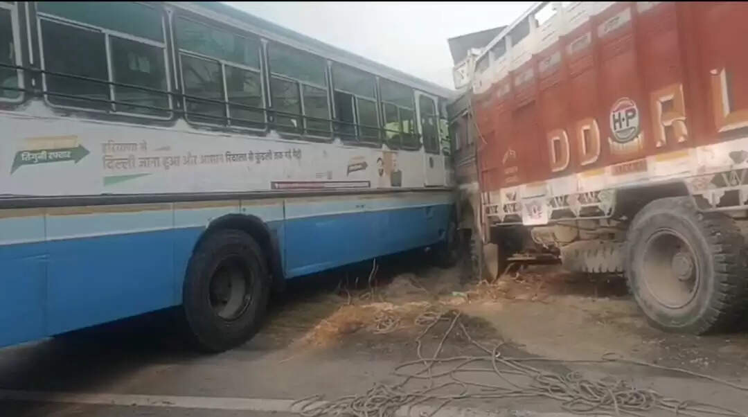 जींद में घने कोहरे से स्कूल बस सहित&nbsp;चार&nbsp;वाहन&nbsp;आपस में टकराए, सभी यात्री सुरक्षित