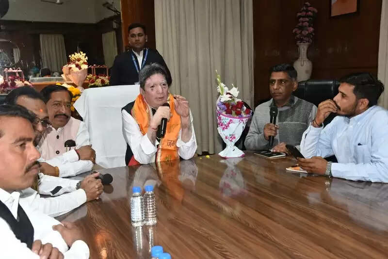 इंदौरः विमुक्त, घुमन्तु- अर्द्ध घुमन्तु कल्याण बोर्ड के सदस्य ने की योजनाओं की प्रगति की समीक्षा