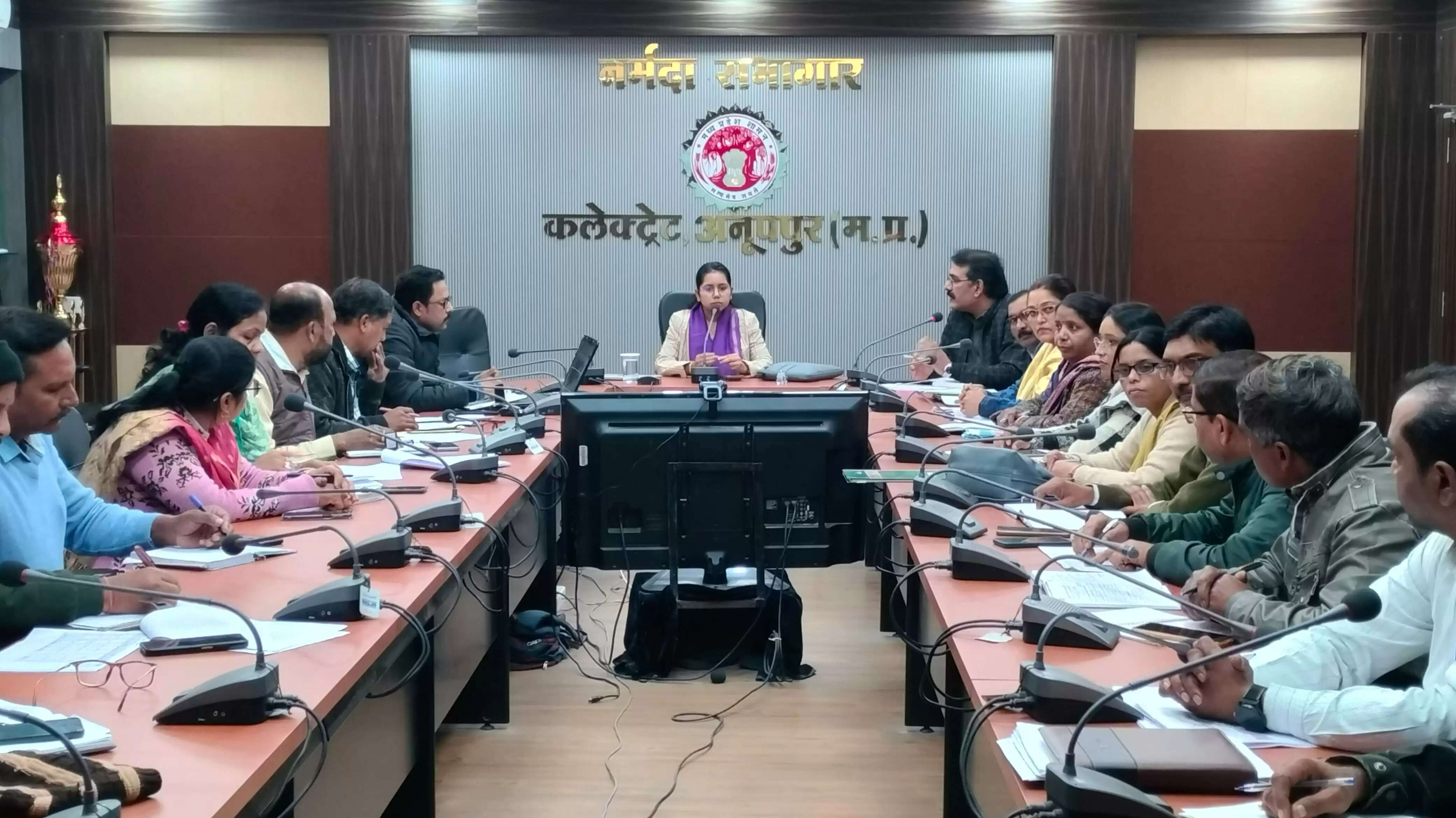 अनूपपुर: आजीविका मिशन की समीक्षा में सीईओ ने कहा -साप्ताहिक लक्ष्य बनाकर कार्यों की पूर्णता करें