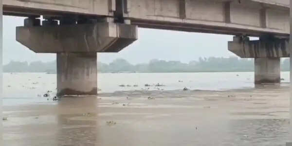 गंगा का जलस्तर एक सेंटीमीटर घटा, खतरे के निशान से 26 सेमी नीचे