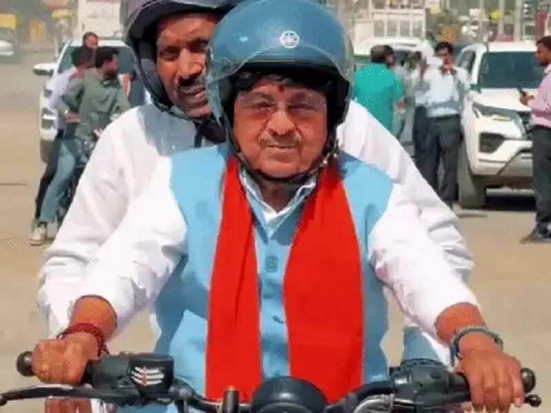 मप्रः इंदौर में बुलेट चलाते नजर आए मंत्री कैलाश विजयवर्गीय, पीछे बैठे सिलावट