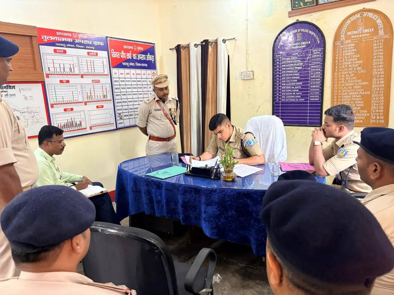 पतरातू इंस्पेक्टर ऑफिस पहुंचे एसपी, निरीक्षण के साथ किया पौधारोपण