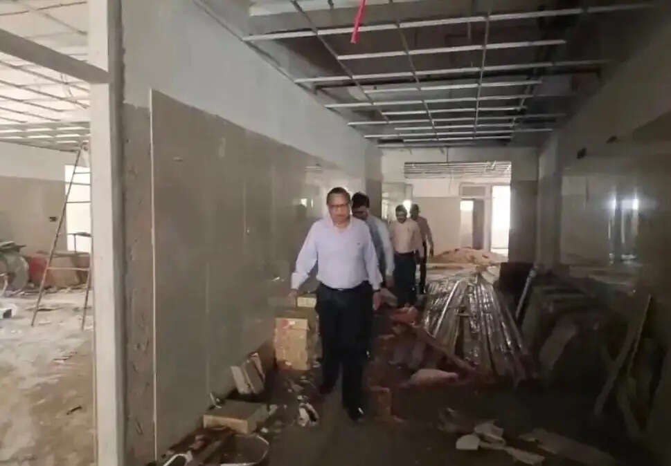 सीएमओ ने लोहिया अस्पताल का किया औचक निरीक्षण,निर्माण तेज करने के निर्देश