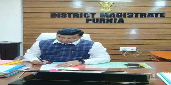 पूर्णिया जिले के नये डीएम कुंदन कुमार ने पदभार संभालाविकास पहली प्राथमिकता,सभी को मिलजुलकर टीम भावना के रूप में करना होगा काम : जिलाधिकारी