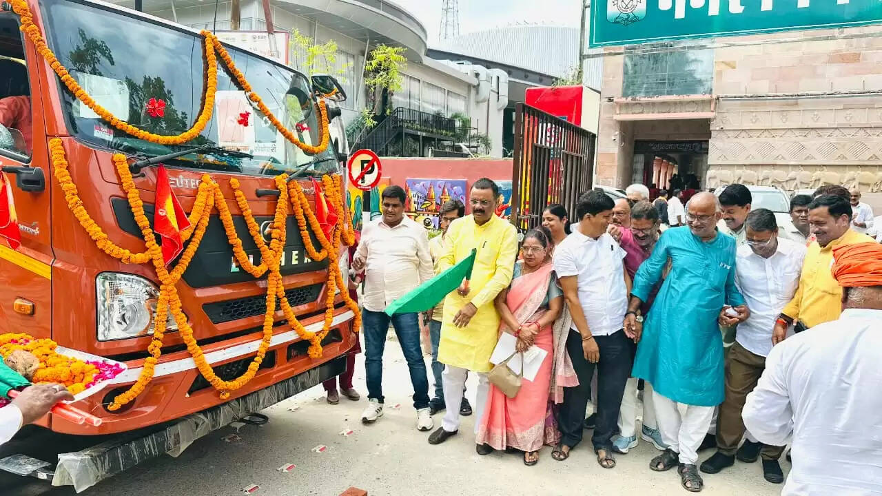 गांधी जयंती पर वाराणसी में सीवर सफाई के लिए छह वाहनों को हरी झंडी दिखाकर किया रवाना