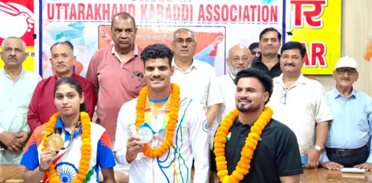 पदक विजेताओं का किया स्वागत