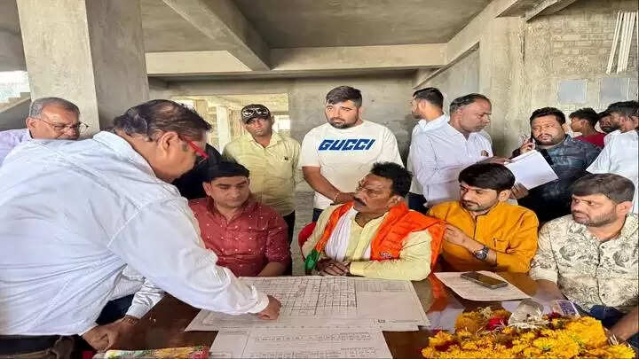 इंदौरः मंत्री सिलावट ने निर्माणाधीन सामुदायिक स्वास्थ्य केंद्र भवन और स्टाफ आवासग्रहों का किया निरीक्षण