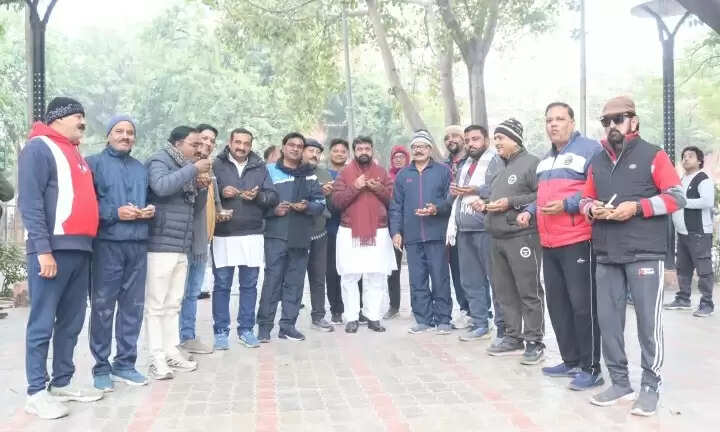 मंत्री डॉ दयाशंकर ने आत्मीय संवाद कर पुराने मित्रों के साथ चखा चूड़ा-मटर का स्वाद