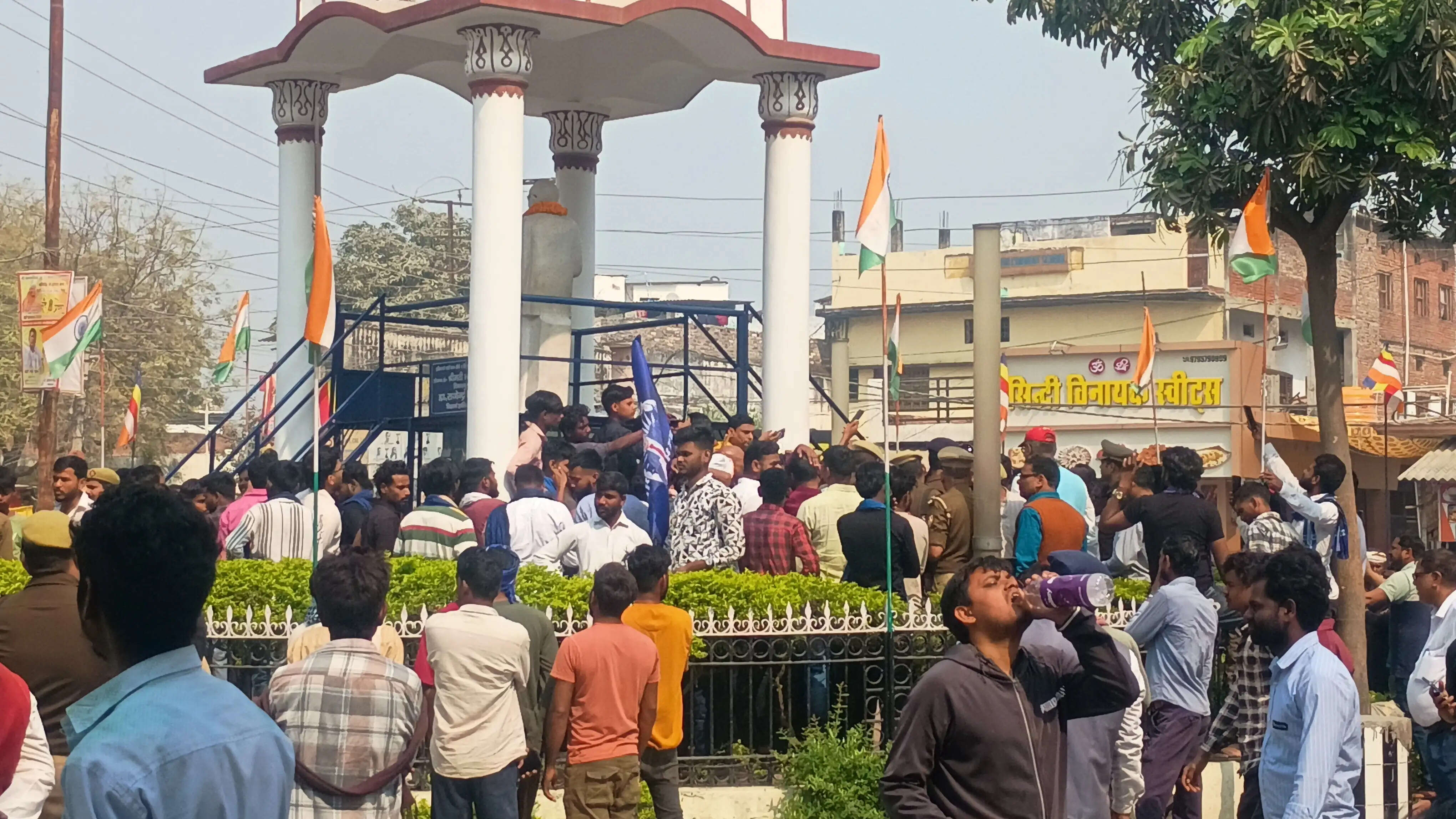 अंबेडकर प्रतिमा पर कालिख पोतने से बसपा कार्यकर्ता उग्र, नई मूर्ति लगाने की माँग