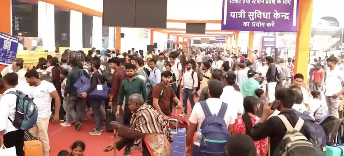 दीपावली और छठ से पहले दिल्ली के रेलवे स्टेशनों पर यात्रियों की भारी भीड़