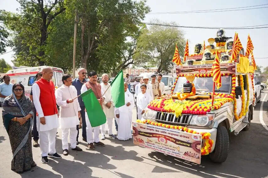 मुख्यमंत्री डॉ. यादव ने पारिवारिक संस्कृति व प्रेम, शांति, सद्भावना रथ को दिखाई हरी झण्डी