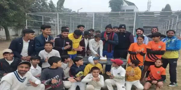 नेताजी सुभाष चंद्र बोस सोनकपुर स्पोर्ट्स स्टेडियम में खिलाड़ियों ने केक काटकर किया नए साल का स्वागत