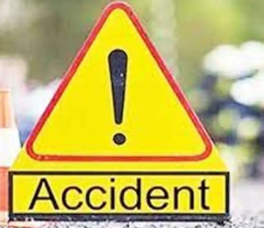 सड़क हादसे में पति-पत्नी समेत तीन लोगों की मौत