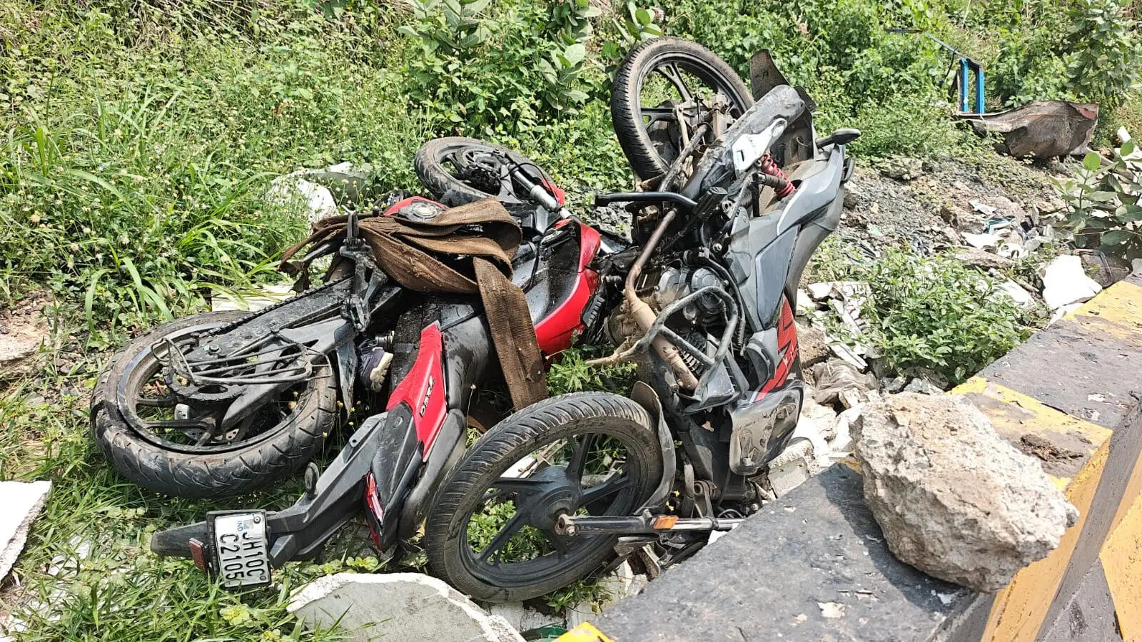 चुट्टूपालू घाटी में ब्रेक फेल ट्रेलर ने बस समेत नौ वाहनों को मारी टक्कर, कई लोग घायल