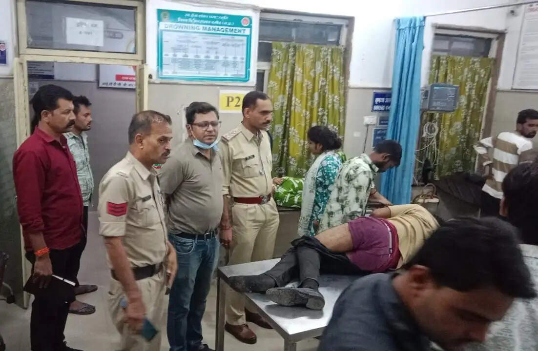 दमोह: तिदौनी के पास खड़ी ट्रैक्टर-ट्रॉली में घुसी कार, छह लोग घायल