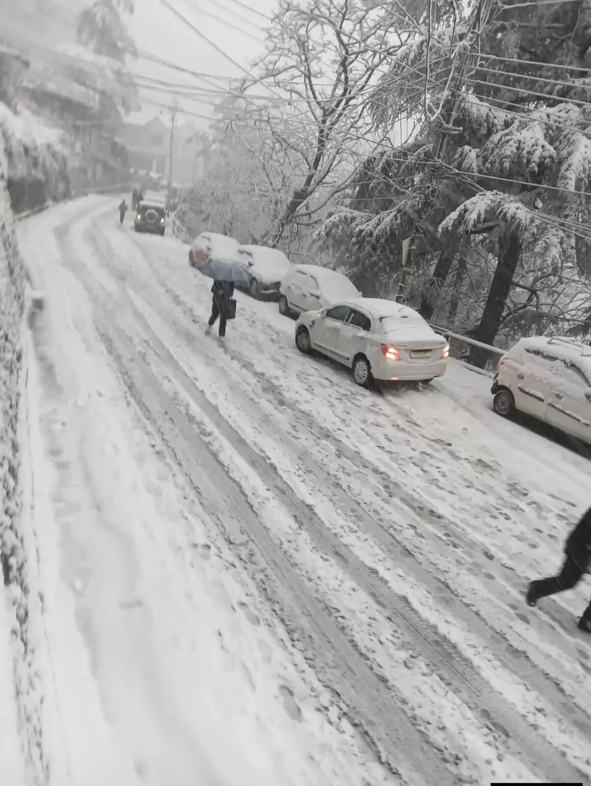 (लीड) हिमाचल में बर्फबारी के बाद जनजीवन पटरी पर नहीं, एक हज़ार सड़कें बंद