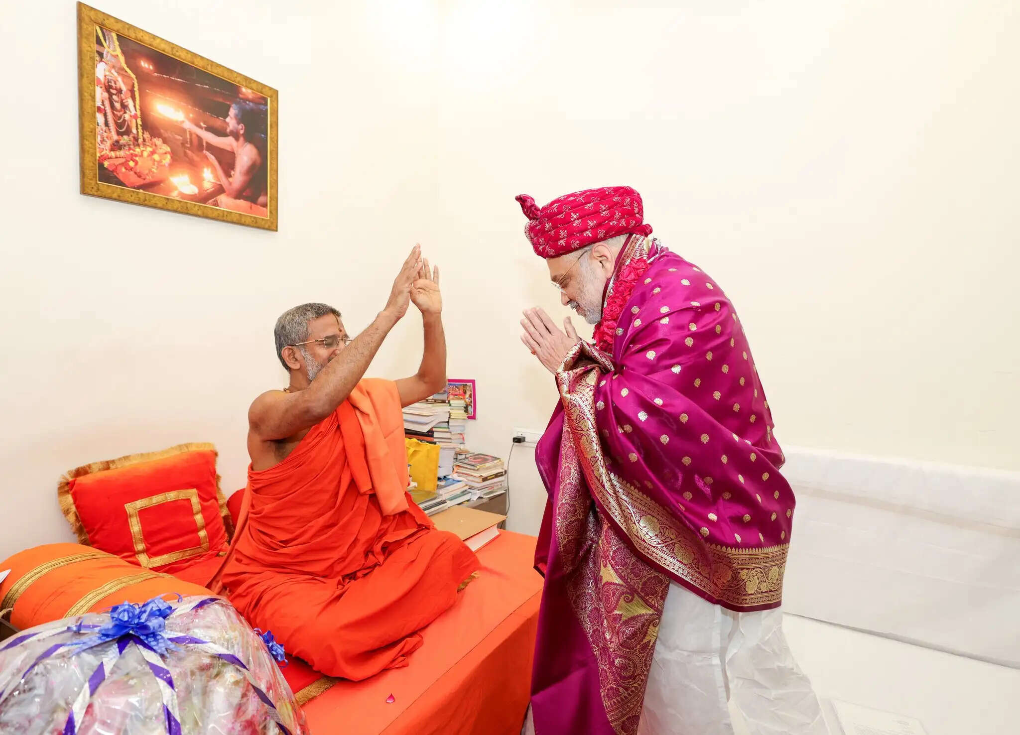 अमित शाह ने पेजावर मठ के संत विश्वप्रसन्न तीर्थ स्वामी से की भेंट