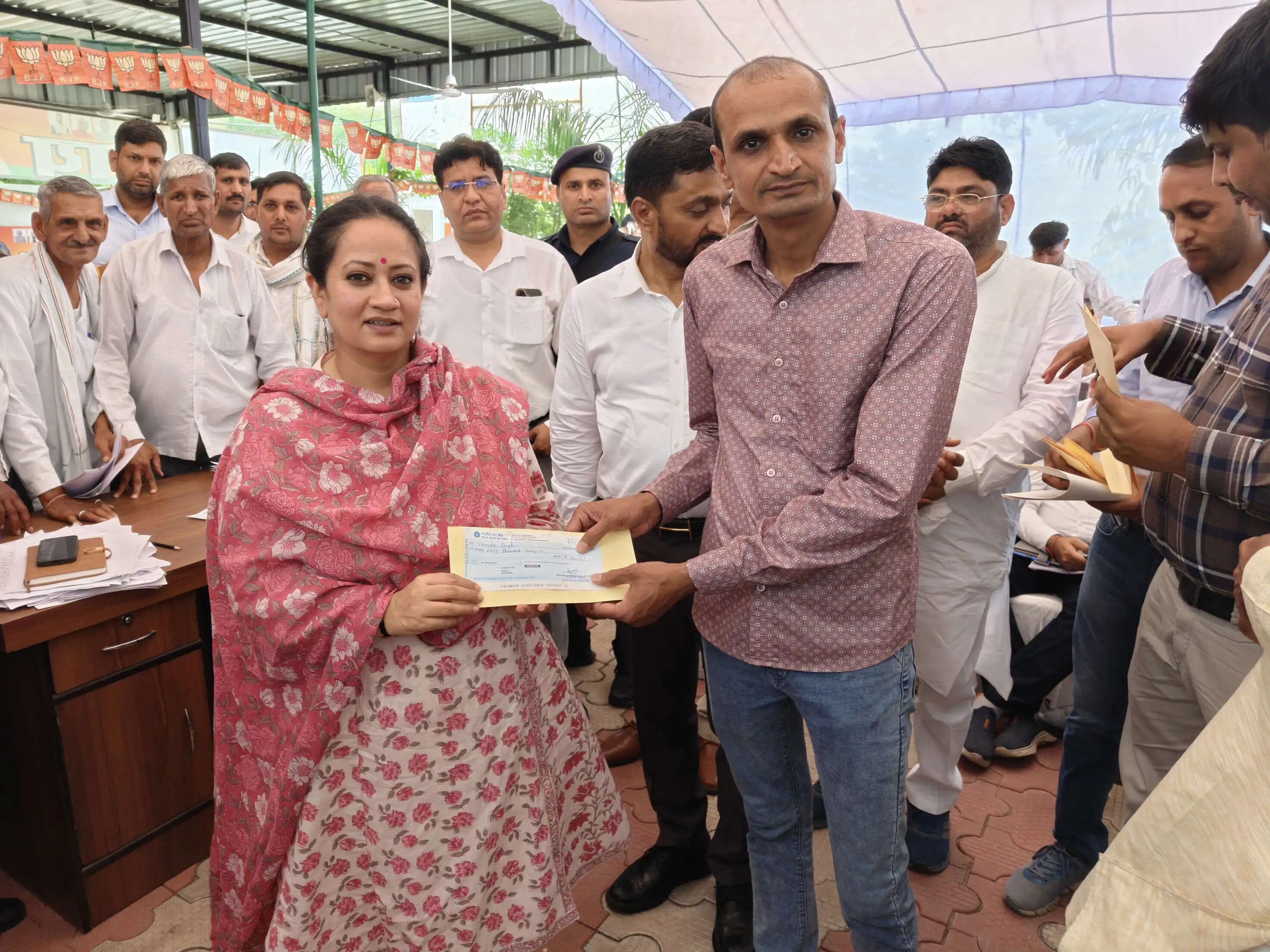 नारनौल में पीएम सूर्य घर योजना के तहत लाभार्थियों को सब्सिडी चैक वितरित