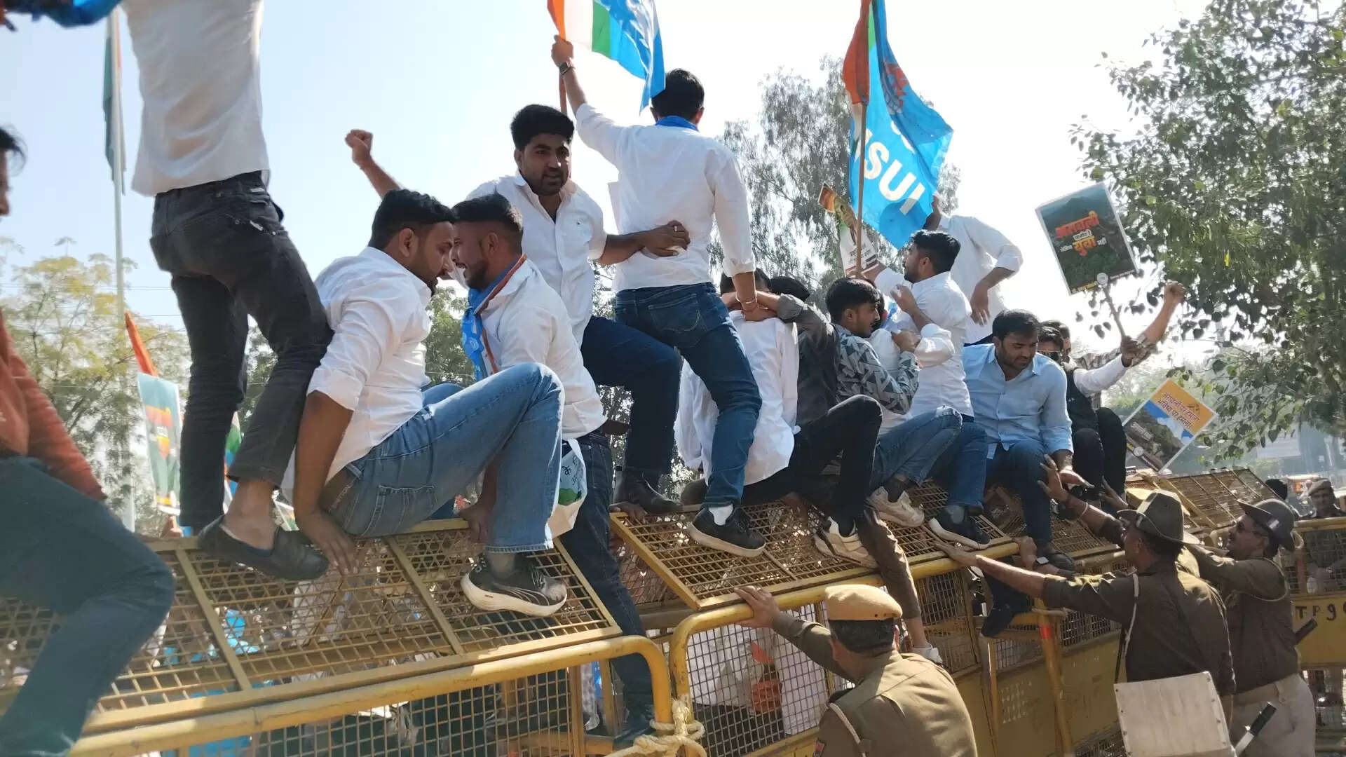 अरावली पर्वतमाला बचाने को लेकर एनएसयूआई का प्रदर्शन