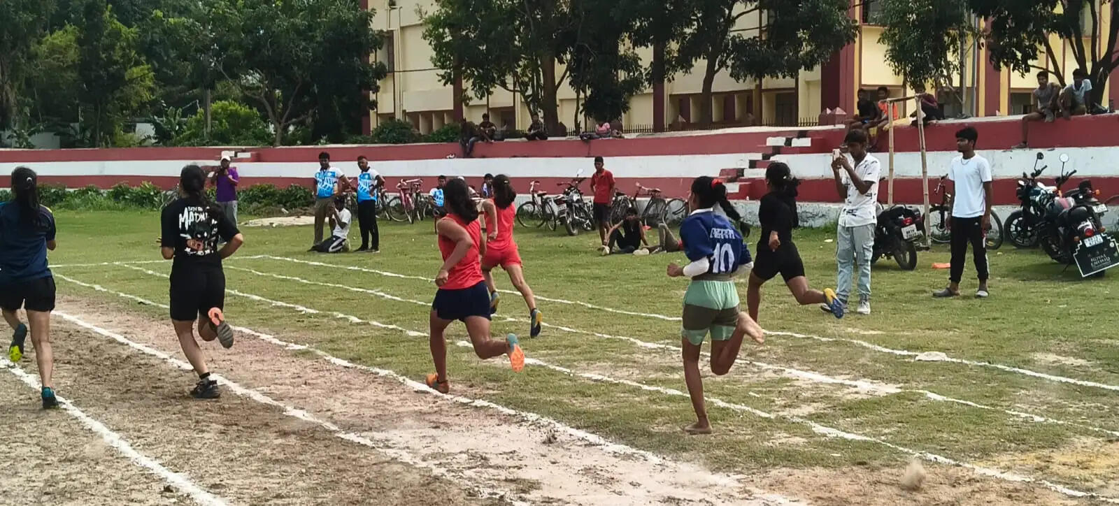 जिला एथलेटिक्स मीट के तीसरे दिन स्टेडियम में सीनियर खिलाड़ियों ने दिखाया अपना जलवा