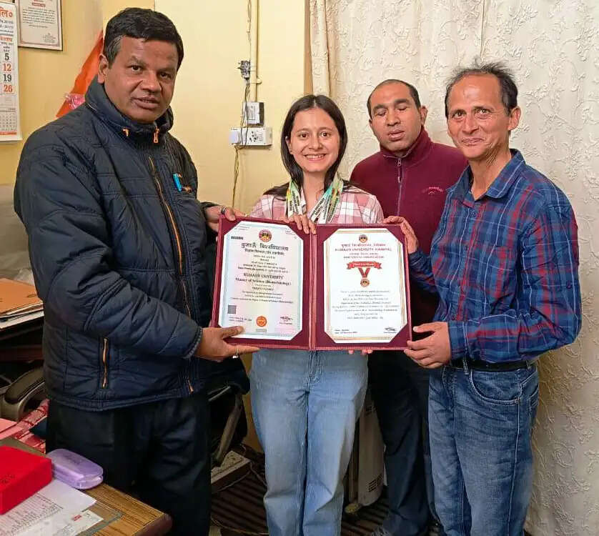 छात्रा प्रेरणा को प्रदान किए चार स्वर्ण पदक और प्रमाण पत्र