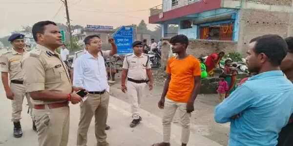 सारण में भयमुक्त मतदान कराने के लिए डीएम और एसएसपी किया संवेदनशील क्षेत्रों का सघन दौरा