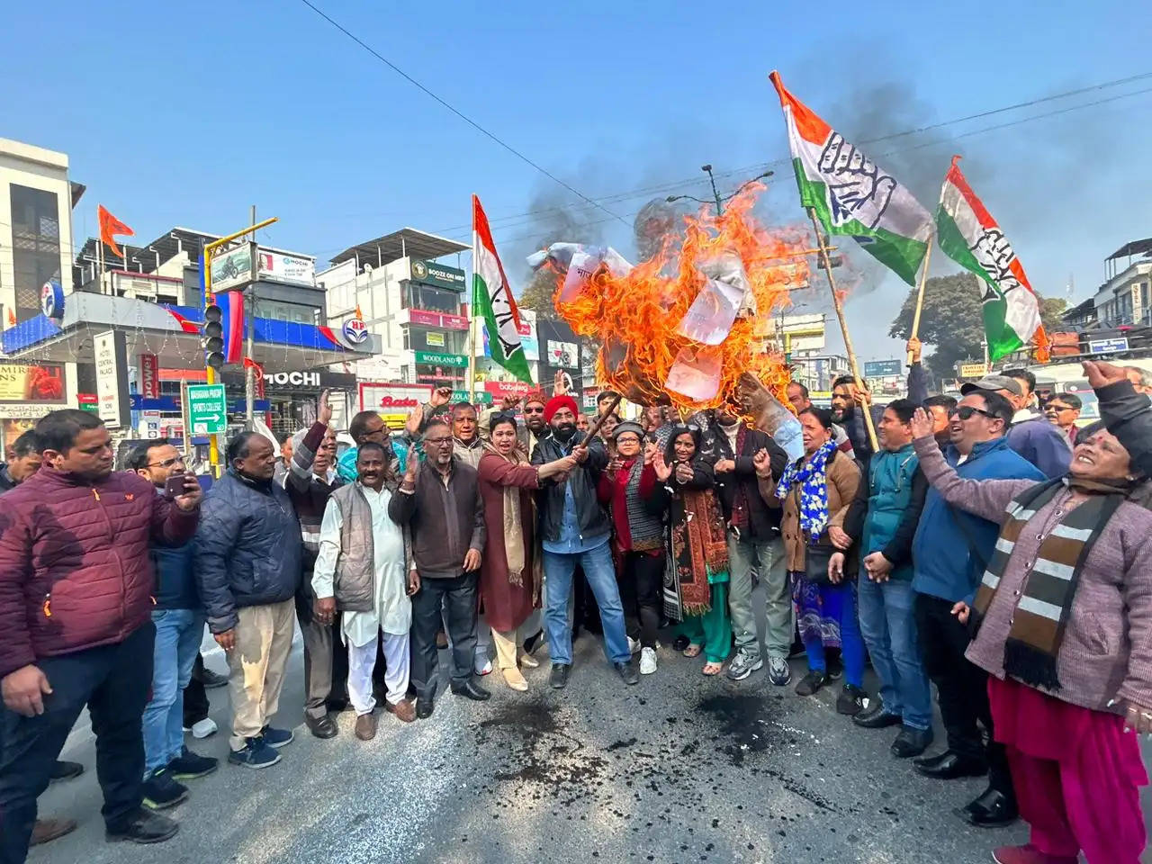 राहुल गांधी को मंदिर जाने से रोकने पर कांग्रेस नाराज, पुतला फूंका