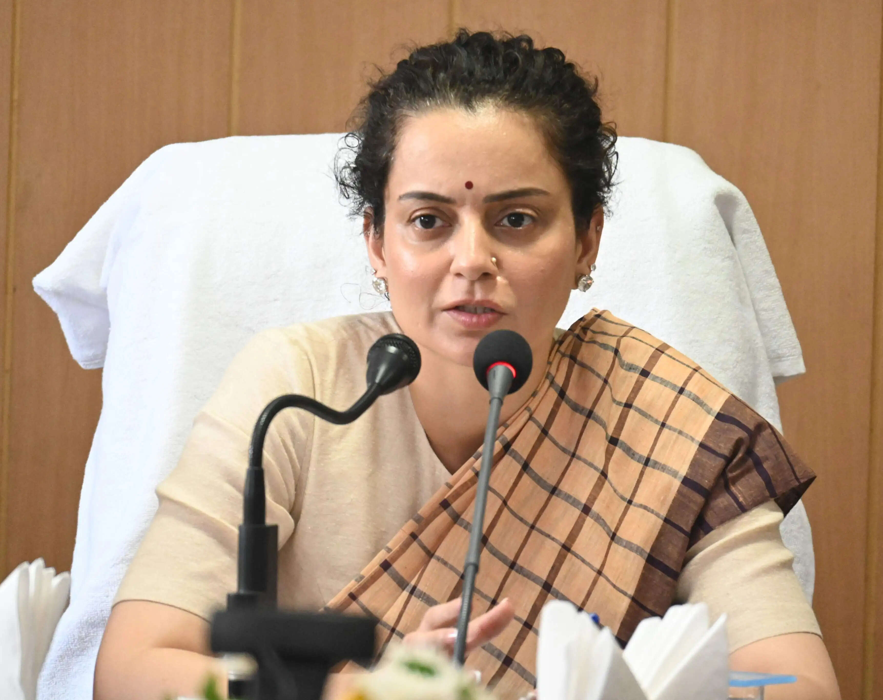 सांसद कंगना के बर्ताव पर बीडीओ संघ का पलटवार, कहा- अभद्र भाषा बर्दाश्त नहीं, बड़े नेताओं ने भी नहीं किया समर्थन