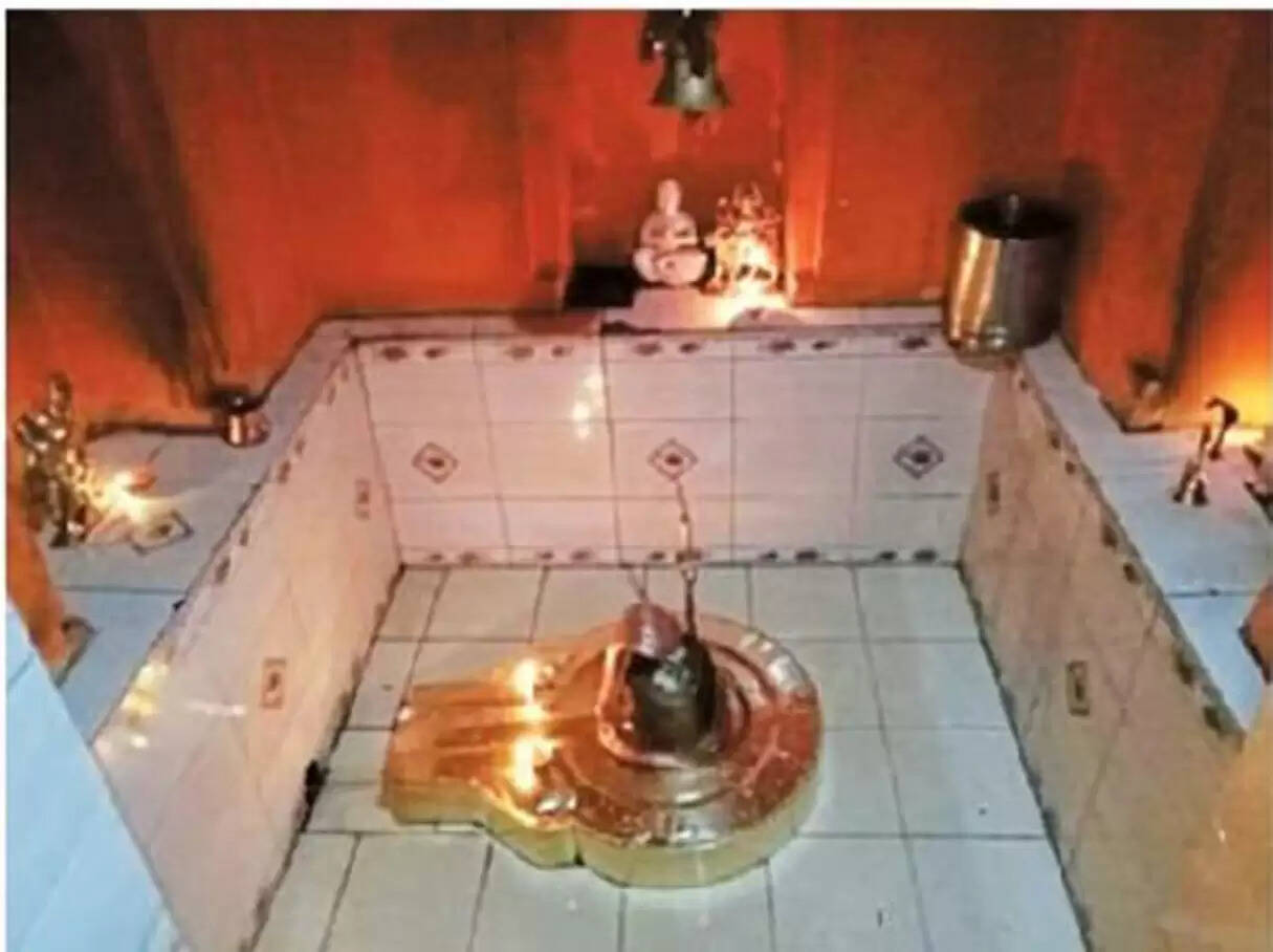 अनूपपुर: जालेश्वर महादेव मंदिर में स्थापित है प्राचीन शिवलिंग,नर्मदा जल से किया जाता है अभिषेक