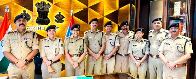 डीएसपी नताशा को स्थानांतरण पर पुलिस अधिकारियों ने दी विदाई