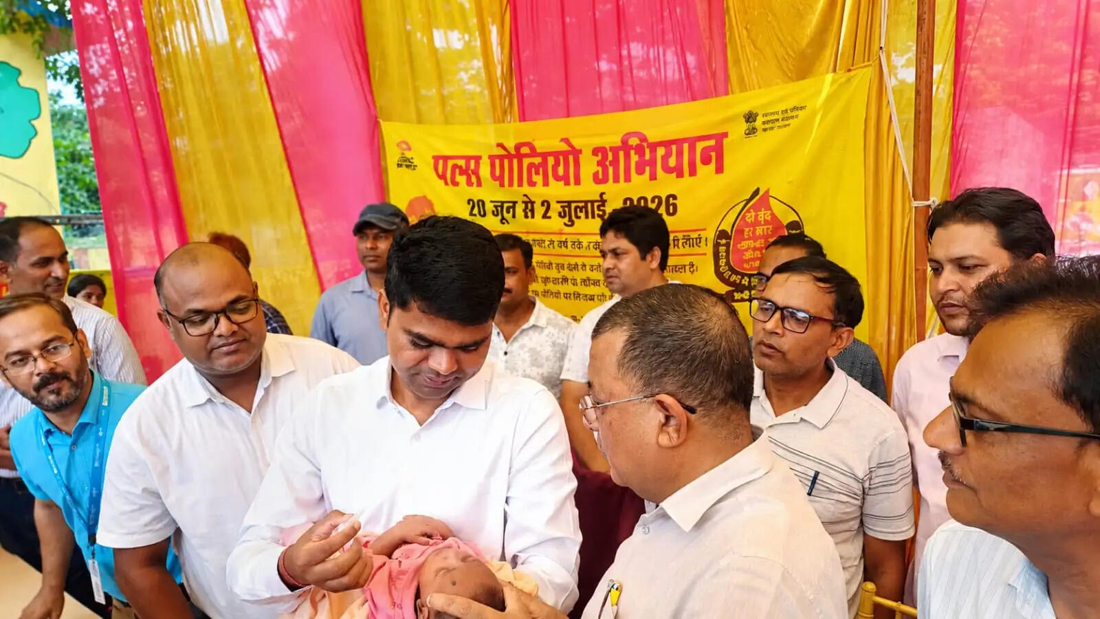 डीएम ने पिलाई पोलियो की दो बूंद, सीवान में पांच दिवसीय अभियान का आगाज