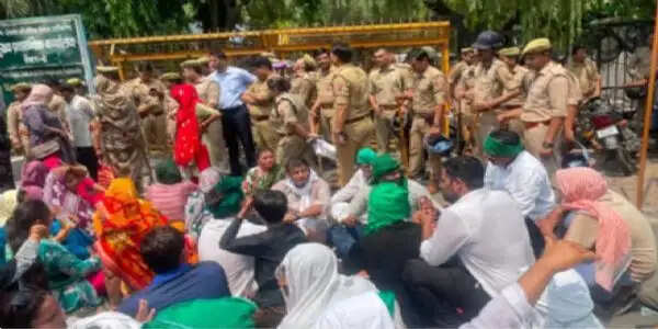 किसानों ने घेरा नोएडा विकास प्राधिकरण का दफ्तर