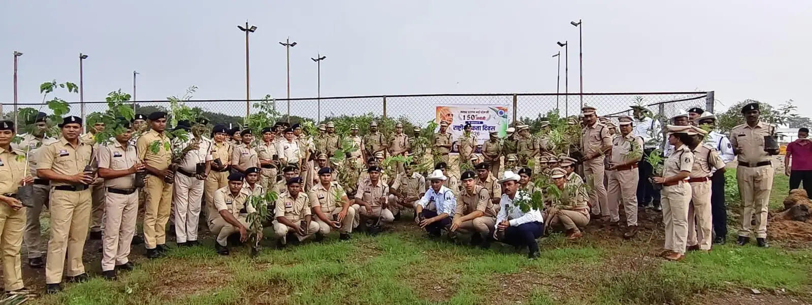 जांजगीर-चांपा पुलिस ने 'एक पेड़ मां के नाम' अभियान के तहत लगाए 150 पौधे