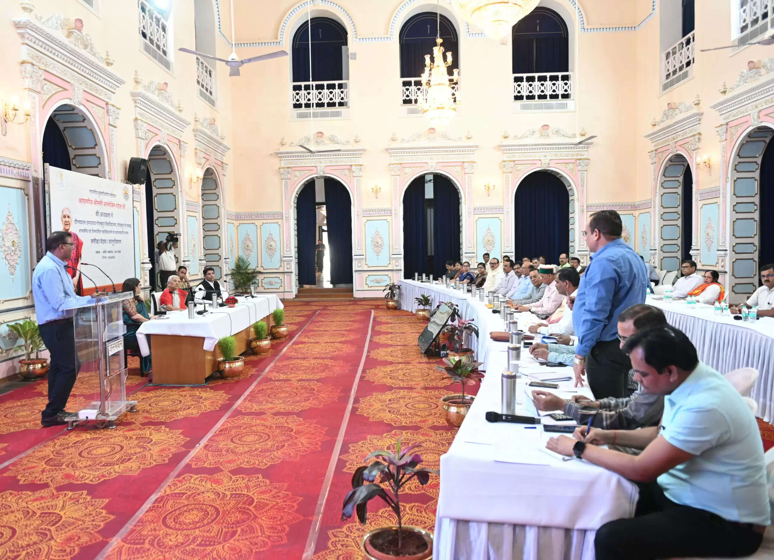 कुलाधिपति के समक्ष महाविद्यालयों का प्रस्तुतीकरण, गुणवत्तापूर्ण व रोजगारपरक शिक्षा पर जोर