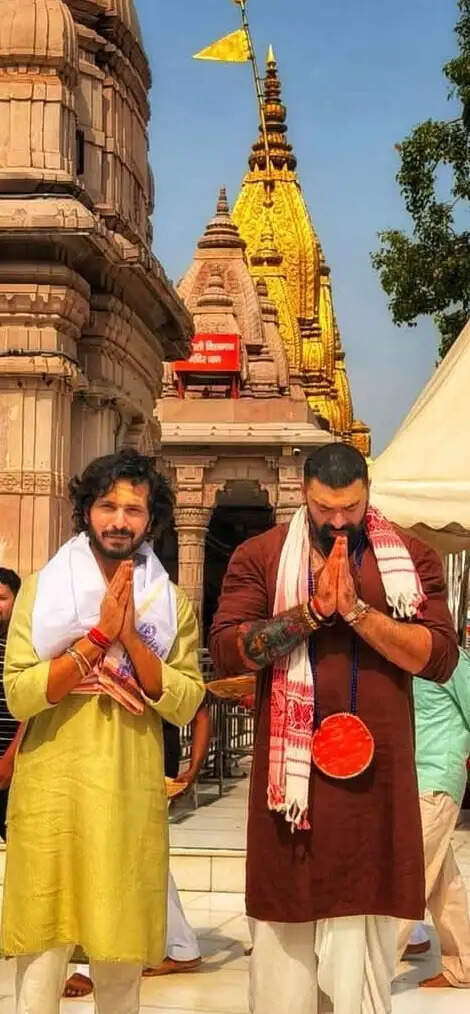 रक्तांचल सीजन थ्री के प्रमोशन के लिए आये कलाकारों ने विश्वनाथ मंदिर में किया दर्शन पूजन