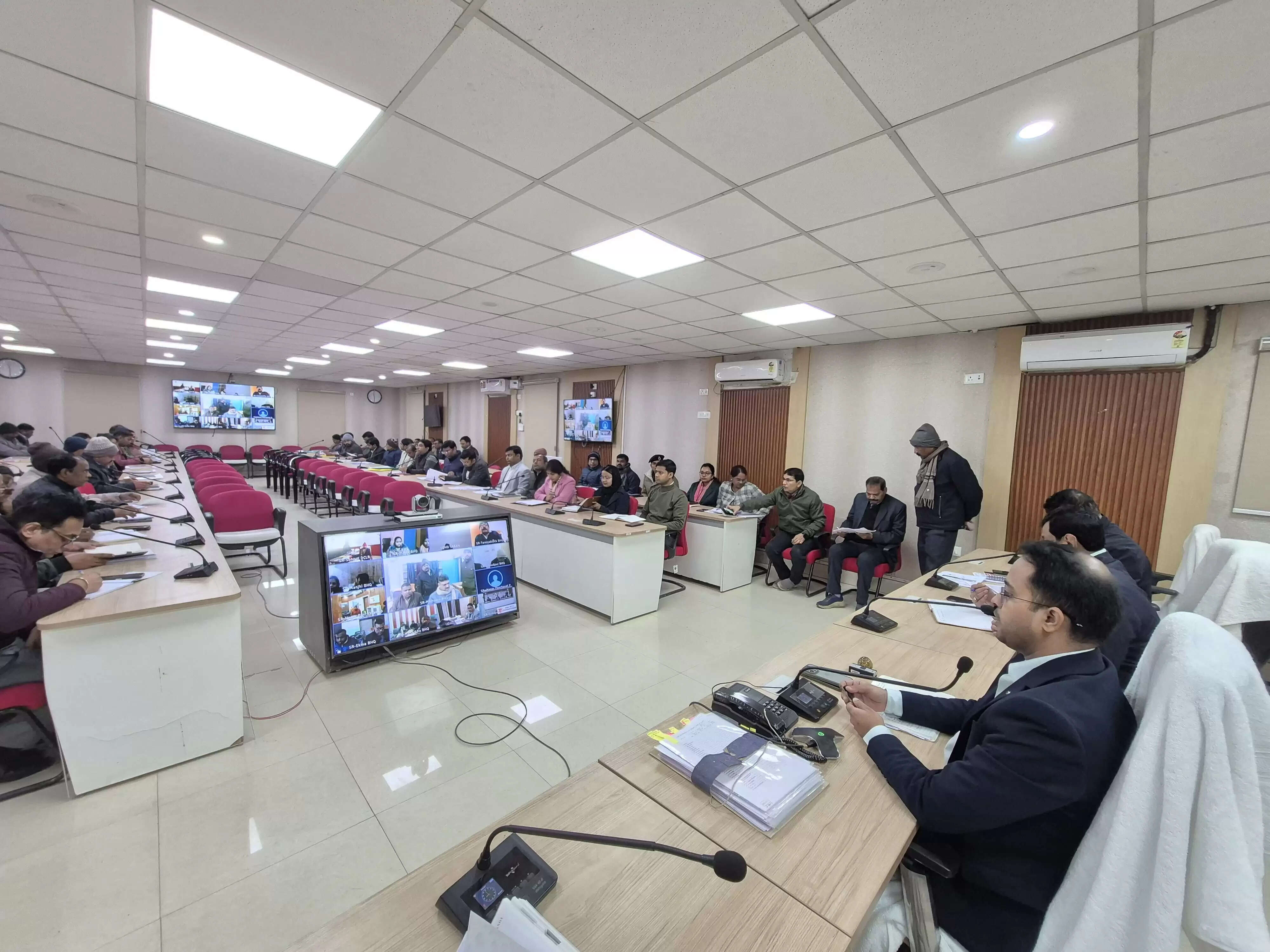 सारण में अब बायोमेट्रिक हाजिरी न होने पर रुक सकता है वेतन