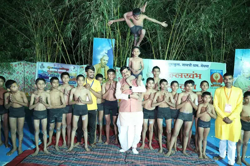 मप्रः मुख्यमंत्री डॉ. यादव ने गायत्री धाम में मलखंभ की रोमांचक प्रस्तुति का किया अवलोकन