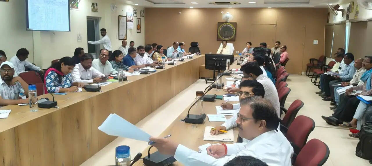 दमोह: कलेक्टर ने की राजस्व मामलों की समीक्षा, अधिकारियों को दिए सख्त निर्देश