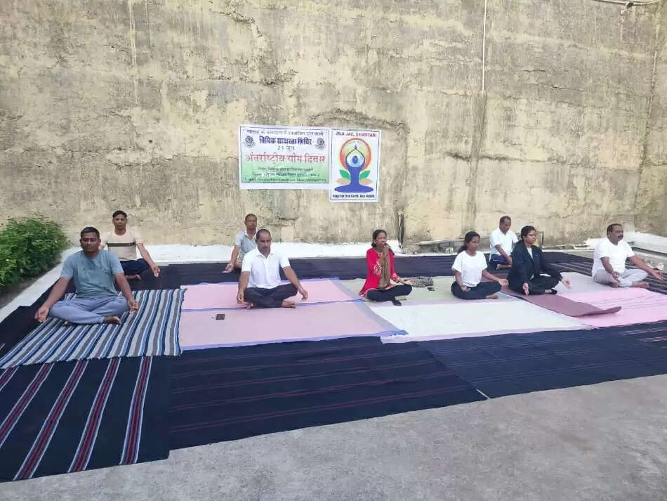 बंदियों को मानसिक तनाव व अवसाद से मुक्त रहने योग करने प्रेरित किया