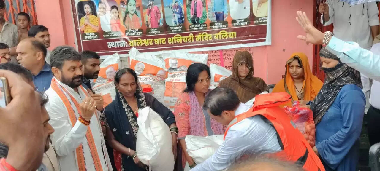 बलिया में बाढ़ पीड़ितों की मदद में जुटी सरकार