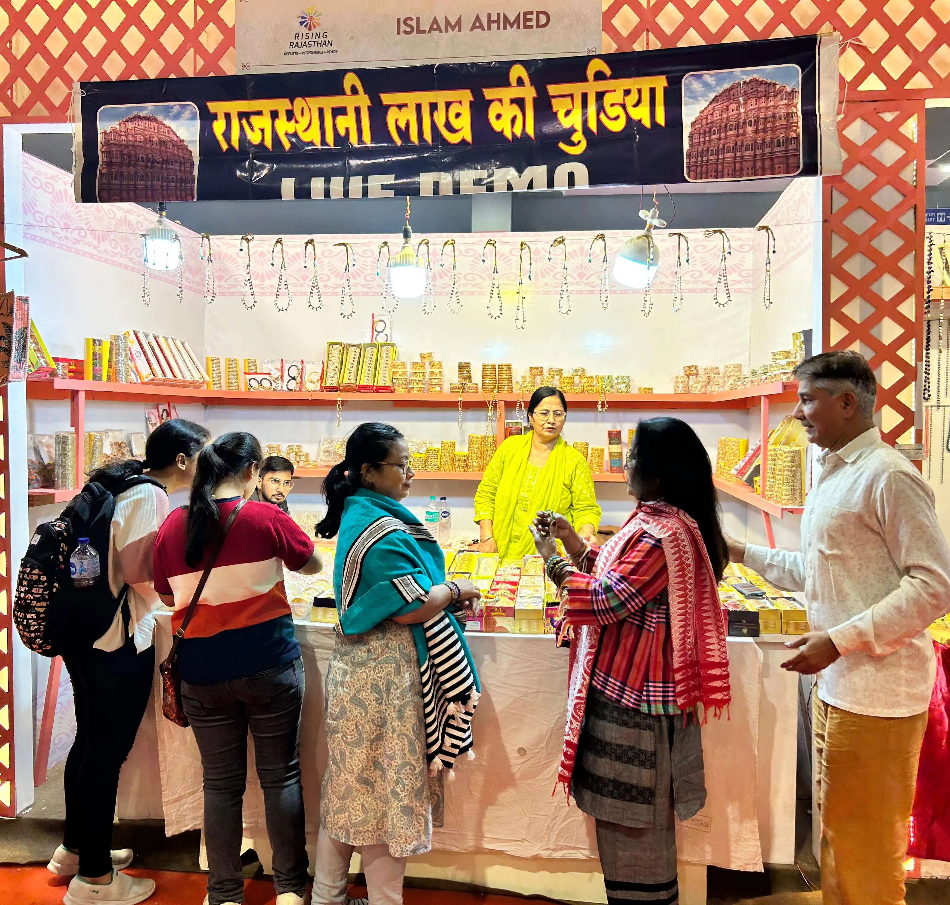 व्यापार&nbsp;मेले&nbsp;में&nbsp;लाख&nbsp;से बनी चूड़ियां&nbsp;और वस्तुएं बनीं&nbsp;आकर्षण&nbsp;का&nbsp;केन्द्र