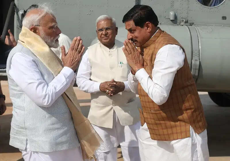 प्रधानमंत्री मप्र के अशोकनगर जिले में आनंदपुर धाम पहुंचे, हेलीपैड पर राज्यपाल और मुख्यमंत्री ने किया स्वागत