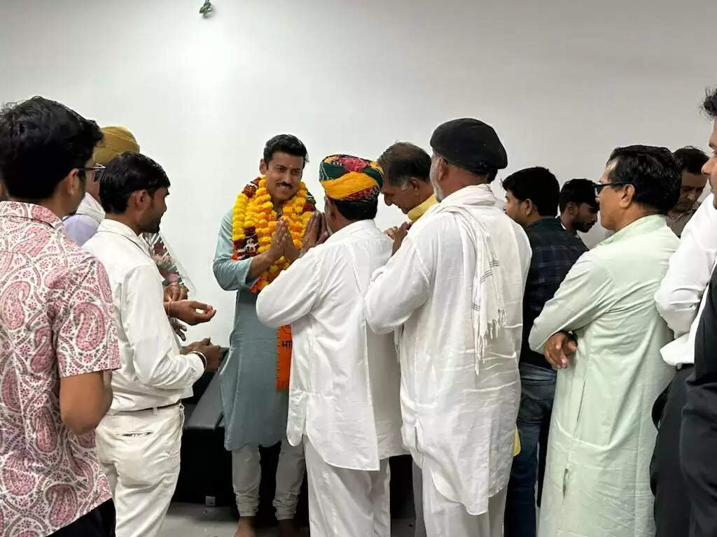 दीया कुमारी और कर्नल राज्यवर्धन सिंह राठौड को बधाई देने वालों का लगा तांता