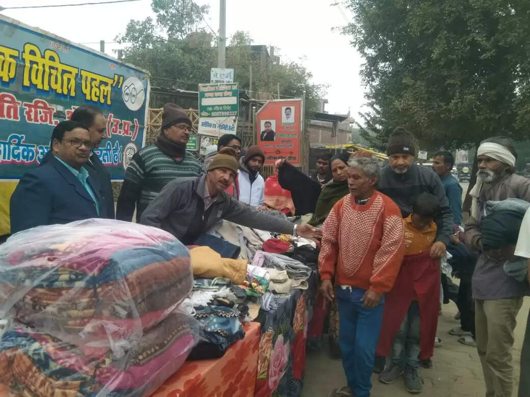 औरैया में कड़ाके की सर्दी से जरूरतमंदों को बचाने के लिए खुला वस्त्र बैंक