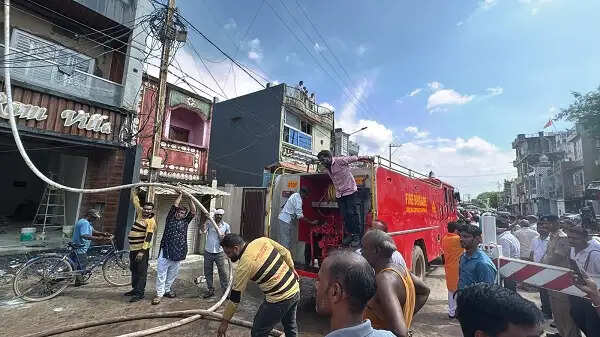 सतना में तीन मंजिला मकान के&nbsp;ऊपरी&nbsp;हिस्से में लगी&nbsp;भीषण आग, 5 लोग सुरक्षित निकाले,&nbsp;आसपास के मकान खाली कराए
